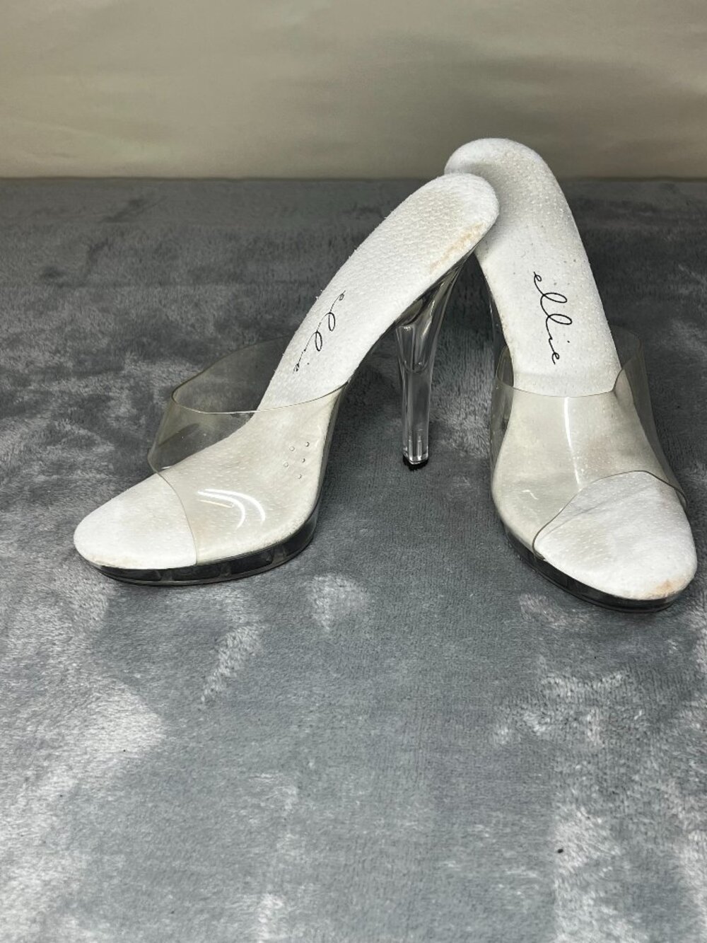 Ellie Clear Lucite 4 1/2" heels 1" platform pumps size 6 open toe pin-up vinyl